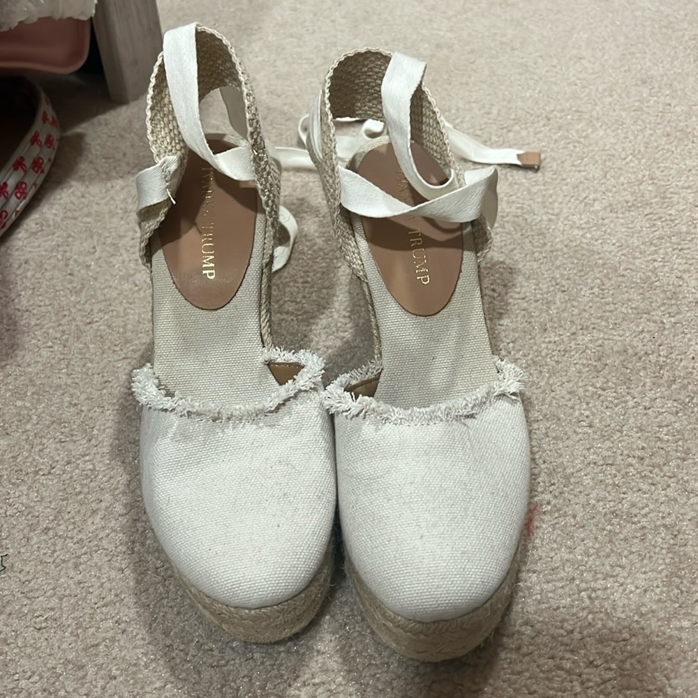 Cream/tan wedges